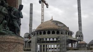 Taksim Camii'nin alemi yerleştirildi