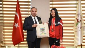 ŞAMPİYON SPORCULARDAN BAŞKANA ZİYARET