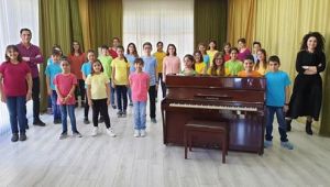 ZEYTİN ÇEKİRDEKLERİ ÇOCUK ORKESTRASI VE KOROSU 21 NİSAN'DA AYVALIK'I İZMİR'DE TEMSİL EDECEK  