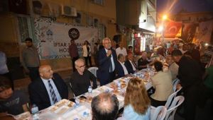 Başkan Selvitopu'ndan iftar sonrası ev ziyareti