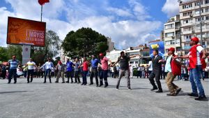 Bornova Belediye Başkanı Dr.Mustafa İduğ 1 Mayıs'ta işçilerle birlikte yürüdü