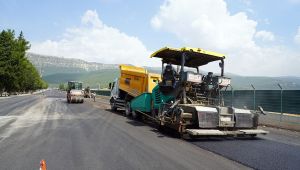 Bağlantı Yollarına Sıcak Asfalt Büyükşehir Belediyesi, Arslanbey Parkı yanından geçen ve Kuzey Çevre Yolu'na bağlantı sağlayan arterde asfalt çalışması başlattı.