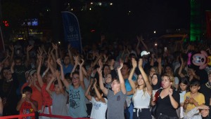 Bursa Büyükşehir Belediyesi'nin halk konserlerinde sahneye çıkan müziğin sevilen ismi Vedat Bilir, Gemlik ve Mudanya'da şarkılarıyla mest etti.