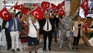 BAŞKAN ABDÜL BATUR, 9 EYLÜL COŞKUSUNU FUARA TAŞIDI