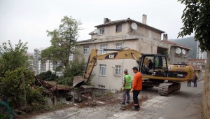 Kartal Belediyesi, Metruk Binaların Yıkımına Devam Ediyor