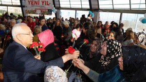 Karabağlar Belediyesi semt merkezlerinin kursiyer kadınları yeni yıl kutlamasında buluştu.