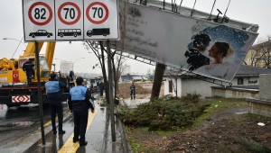 BAŞKENT'TE İZİNSİZ TABELA VE TOTEMLER SÖKÜLÜYOR