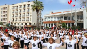 Çeşme'nin kadın efeleri sahnede!