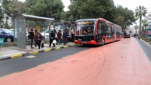 Manisa'da Büyükşehir'in Kırmızı Otobüsleri Sağlık Çalışanları İçin Ücretsiz