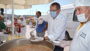 Geleneksel "Aşure Günü" Ayvalık Cumhuriyet Meydanı'nda gerçekleştirildi.