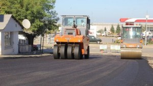 CADDENİN 1200 METRELİK BÖLÜMÜNE 3500 TON ASFALT DÖKÜLÜYOR