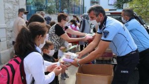 Çeşme Belediyesi'nden öğrencilere hijyen kiti