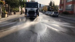 Kızılcahamam Belediyesi temizlik ekipleri, ilçe genelindeki çöp konteynırlarının bir yandan rutin çöp toplama işlemlerini gerçekleştirirken diğer yandan Kaldırım ve caddeler günlük yıkanıyor