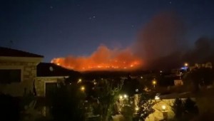 Foça'da çöp depolama alanında çıkan yangın ormana sıçradı