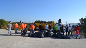 TEMİZ BİR ÇEVRE İÇİN AYVALIK BELEDİYESİ GÖNÜLLÜLER EL ELE