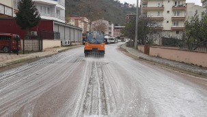 SESSİZLİĞE BÜRÜNEN CADDE VE SOKAKLAR KÖPÜKLÜ SUYLA YIKANDI