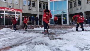 BUZLANMAYA KARŞI TUZLAMA ÇALIŞMALARI DEVAM EDİYOR