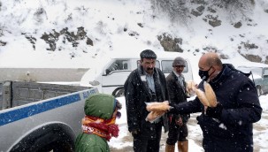 Bergama'da zabıta Yukarıada'ya ekmek dağıttı