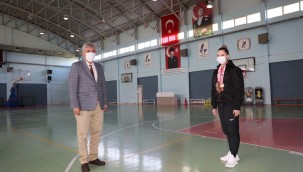 Başkan spor salonunun anahtarını şampiyona teslim etti