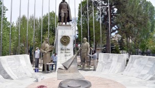 Atatürk Anıtı ve Gülcü İsmail Efendi heykelinde bakım, onarım ve çevre düzenlemesi yapılıyor