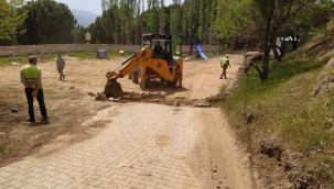 Başkan Yılmazlar, kırsalda mahalle içi kilit parke taş döşeme çalışmalarını inceledi