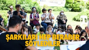 Şarkıları hep beraber söylediler