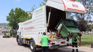 Yeni yıkama aracıyla İzmit'te çöp konteynerleri de pırıl pırıl olacak