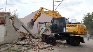 Akmeşe Cumhuriyet Mahallesi'ndeki metruk bina yıkıldı