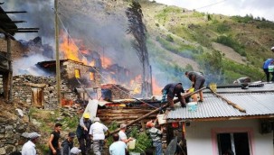 Artvin'den yangın: 10 ahşap ev kül oldu