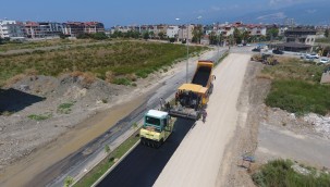 HBB KARAAĞAÇ UĞUR MUMCU CADDESİ'NDEKİ YENİ YOLDA ASFALT ÇALIŞMASI BAŞLATTI