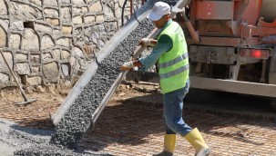  İzmit Belediyesi, üst yapı çalışmaları kapsamında Ayazma Mahallesi Uzun Sokak'ta toprak yola beton atarak sokağı daha kullanışlı ve estetik hale getirdi