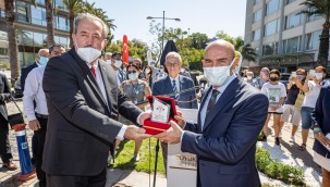 Başkan Soyer Tıbbiyeli Hikmet heykelini açtı