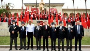 BAŞKAN SEÇER, CUMHURİYET BAYRAMI DOLAYISIYLA ATATÜRK ANITI'NA ÇELENK SUNDU