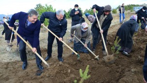 Yelek Köyünde Fidanlar Toprakla Buluşturuldu