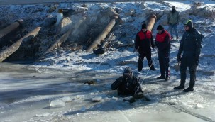 Dalgıçların şehrin içme suyu için eksi 17 derecedeki suda buzla savaşı