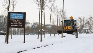 Gebze bölgesindeki parkların otoparkları kardan temizleniyor