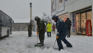 Belediyenin tüm ekipleri karla mücadele için sahada