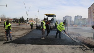 KIŞ ŞARTLARINDAN ETKİLENEN YOLLARI ONARIYORUZ