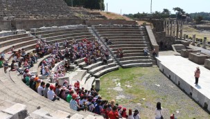 İlkokul öğrencileri Bergama tarihini öğreniyor