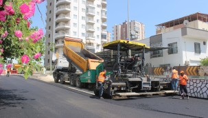 MERSİN BÜYÜKŞEHİR'İN YOL YAPIM EKİPLERİ, EĞRİÇAM MAHALLESİ'NDE ASFALT ÇALIŞMASI YAPIYOR