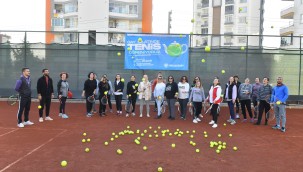 Yenişehirli kadınlar çay saatinde tenis öğreniyor