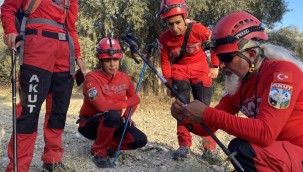 İzmir'deki depremde oğlunu kaybetti, yardım için enkaz alanına koştu