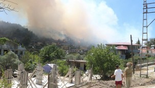 Antakya'daki orman yangını yerleşim yerlerini tehdit ediyor