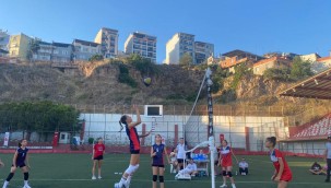 Bayraklı'da voleybol şenliği  