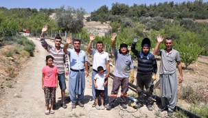 BÜYÜKŞEHİR HEM ÜRETİCİLERE HEM TOPRAĞA BEREKET VERİYOR BÜYÜKŞEHİR'İN SULAMA BORUSU DESTEĞİ İLE TOPRAK SUYA KAVUŞUYOR "KÖYÜMÜZ ARTIK CENNET OLDU"