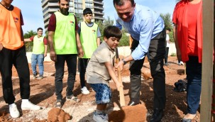 Başkan Özyiğit, öğrencilerle jakaranda fidanlarını toprakla buluşturdu