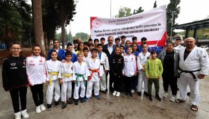 Önceki dönem Gençlik ve Spor Bakanı, AK Parti İzmir Milletvekili Dr. Mehmet Muharrem Kasapoğlu, yenileme çalışmaları devam eden Manisa 19 Mayıs Stadı'nda incelemelerde bulundu.