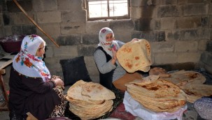 Muş'ta kadınlar tandırlarda imece usulü ekmek pişiriyor