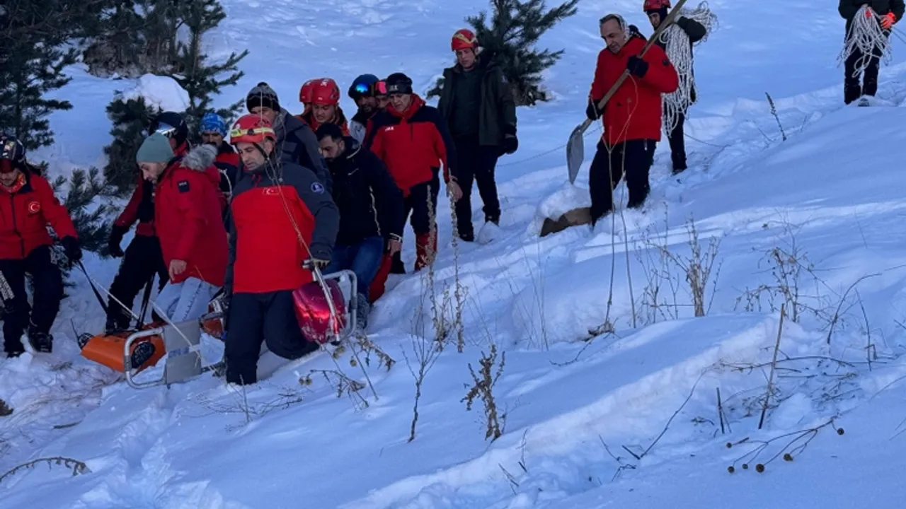 Erzurum Palandöken Kayak Merkezi'nde meydana gelen çığ sonucu 5 kişi yaralandı.